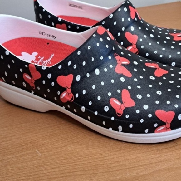 Crocs Minnie Mouse Neria Clogs - Picture 13 of 14